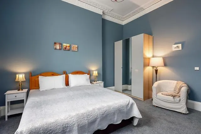 A Two Bedroom Apartment - Victorian Villa At 8 Priestfield Road